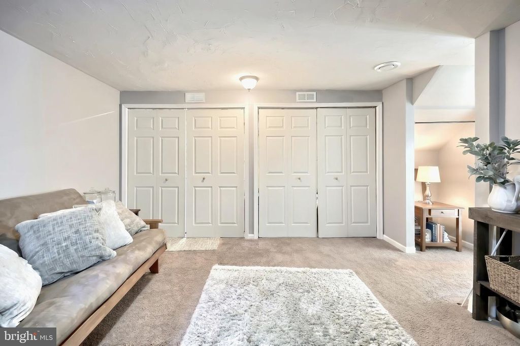 Image 12 of property listing at 2714 HUNTERS CREST DR #28, York, PA 17402