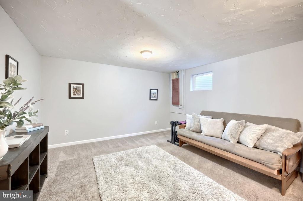 Image 13 of property listing at 2714 HUNTERS CREST DR #28, York, PA 17402