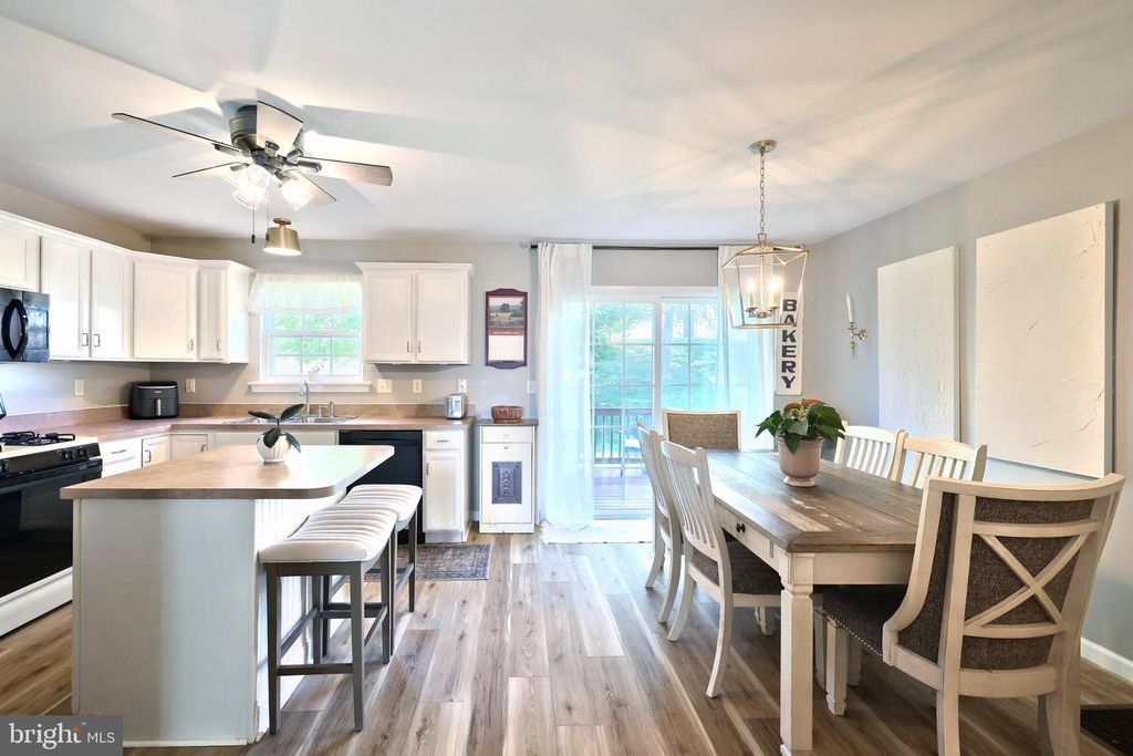 Image 20 of property listing at 2714 HUNTERS CREST DR #28, York, PA 17402
