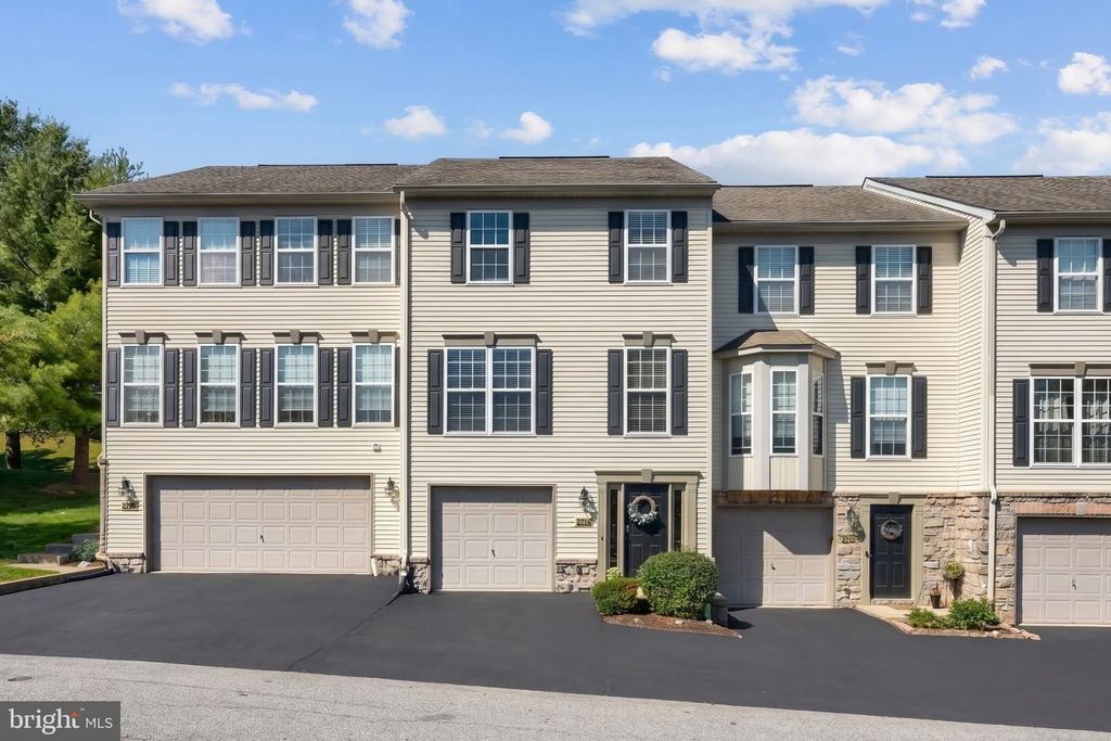 Image 3 of property listing at 2714 HUNTERS CREST DR #28, York, PA 17402
