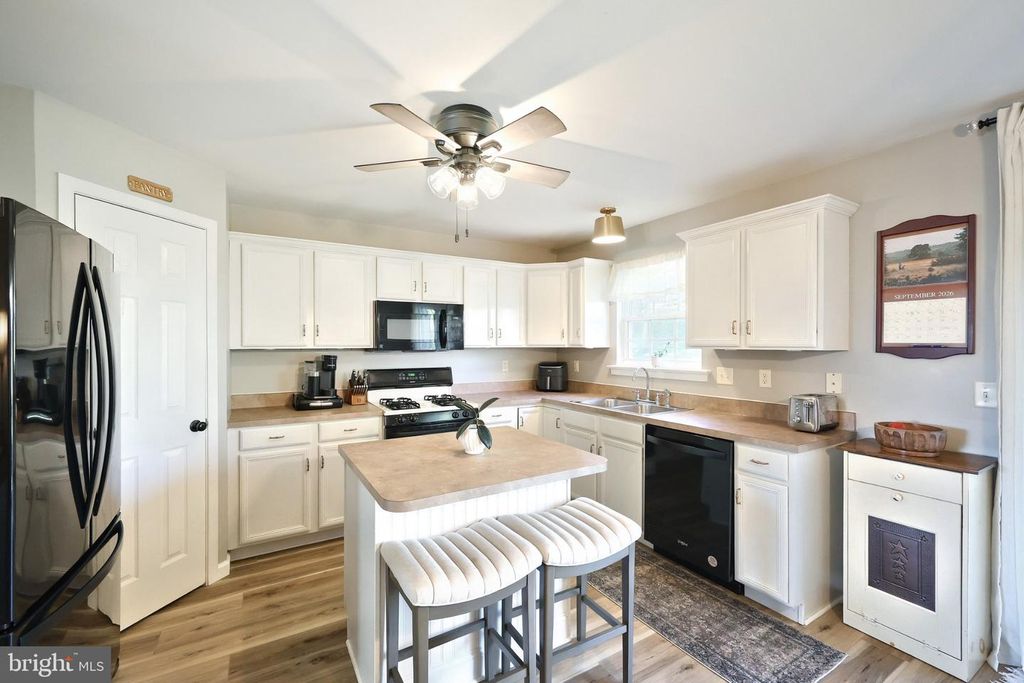 Image 23 of property listing at 2714 HUNTERS CREST DR #28, York, PA 17402