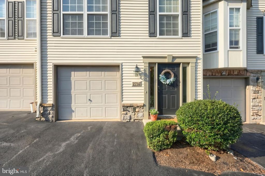 Image 4 of property listing at 2714 HUNTERS CREST DR #28, York, PA 17402