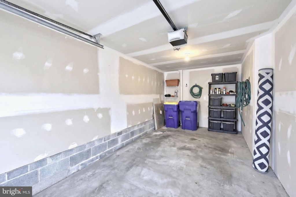 Image 5 of property listing at 2714 HUNTERS CREST DR #28, York, PA 17402