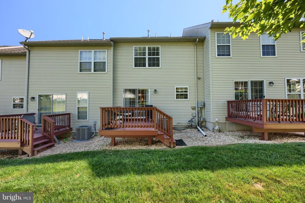 Image 6 of property listing at 2714 HUNTERS CREST DR #28, York, PA 17402