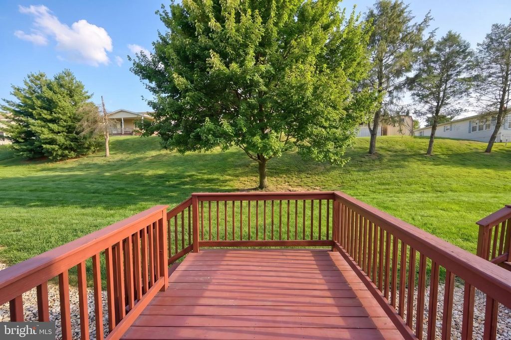 Image 7 of property listing at 2714 HUNTERS CREST DR #28, York, PA 17402