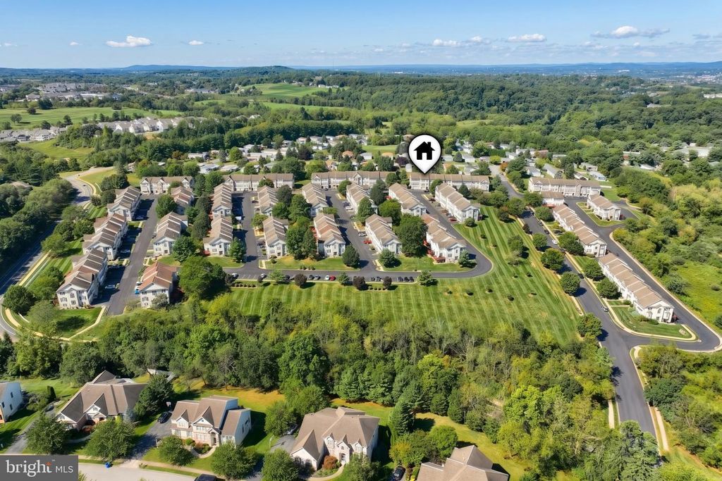 Image 10 of property listing at 2714 HUNTERS CREST DR #28, York, PA 17402