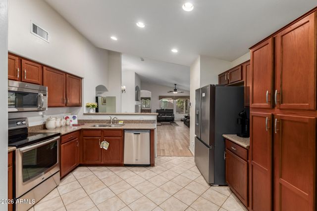 10390 W YUKON Drive, Peoria, AZ 85382