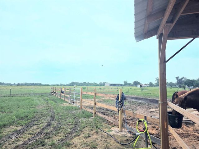 816 Raccoon Bend Road, Bellville, TX 77418