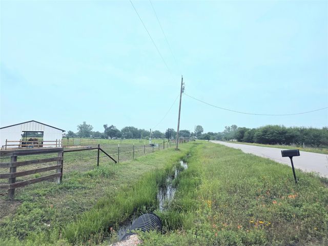 816 Raccoon Bend Road, Bellville, TX 77418