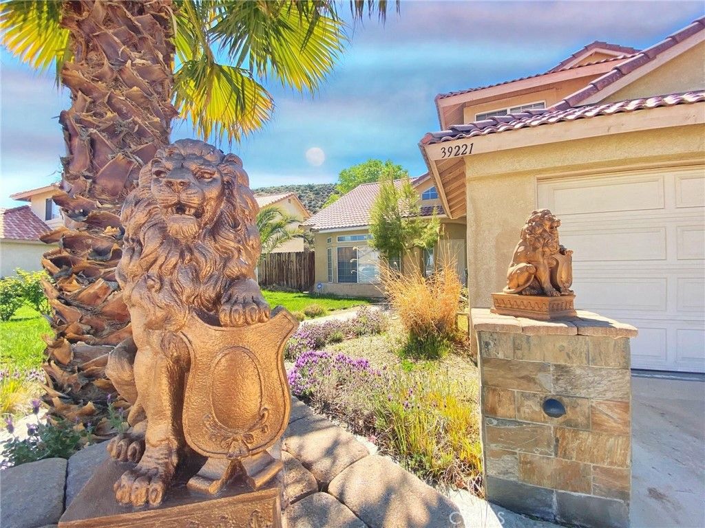 Image 2 of property listing at 39221 Beacon Lane, Palmdale, CA 93551