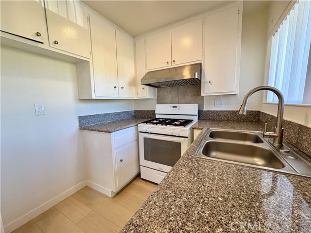 660 E 6th Street C, Azusa, CA 91702