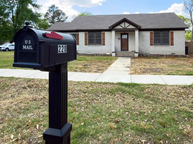 220 College St, Lonoke, AR 72086