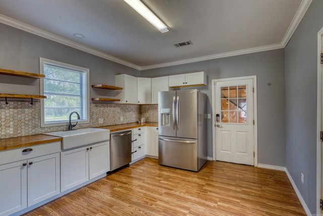 220 College St, Lonoke, AR 72086