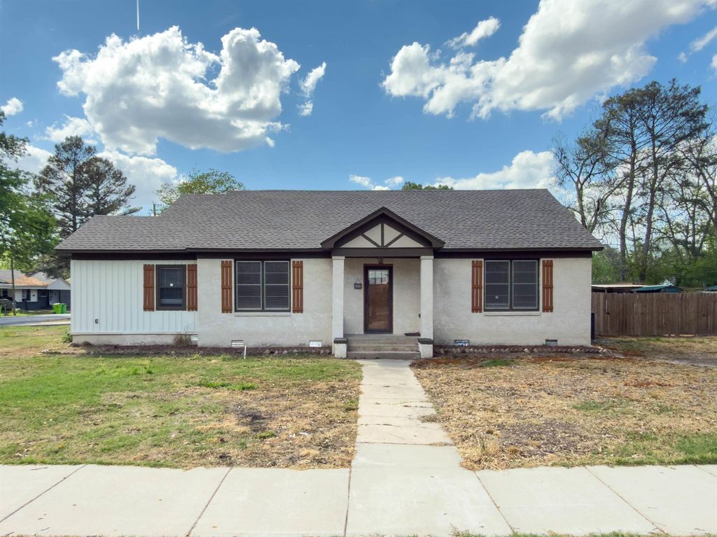 220 College St, Lonoke, AR 72086