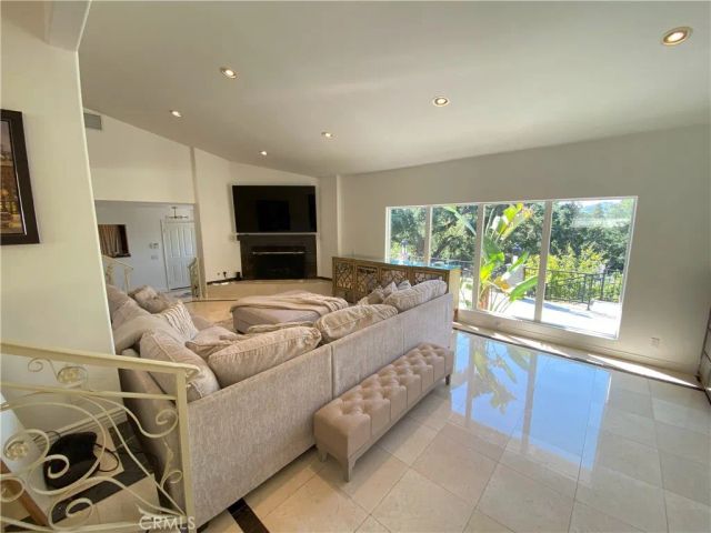 60 Upper Lake Road, Thousand Oaks, CA 91361