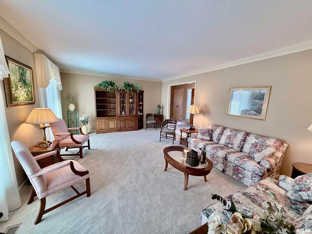 108 E COVENTRY Lane, Peoria, IL 61614