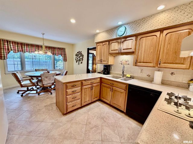 108 E COVENTRY Lane, Peoria, IL 61614