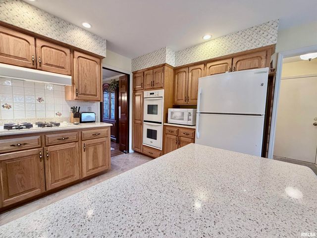 108 E COVENTRY Lane, Peoria, IL 61614