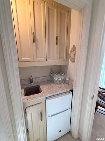 108 E COVENTRY Lane, Peoria, IL 61614