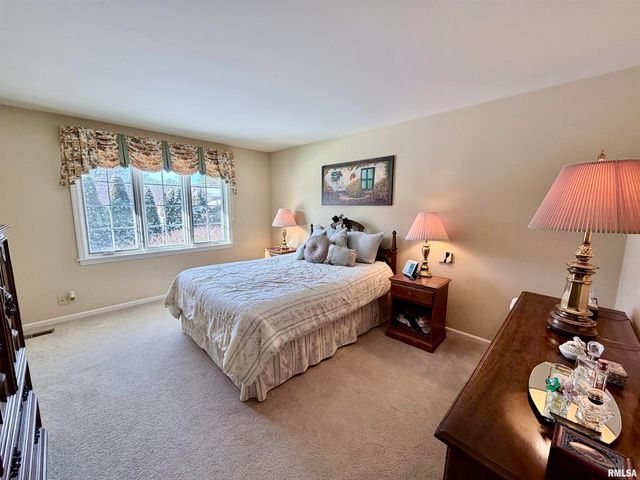 108 E COVENTRY Lane, Peoria, IL 61614