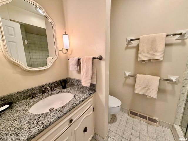 108 E COVENTRY Lane, Peoria, IL 61614