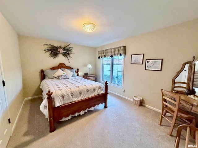 108 E COVENTRY Lane, Peoria, IL 61614