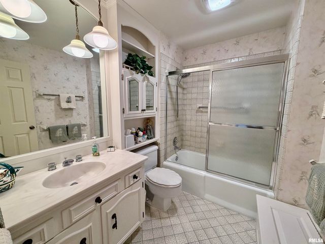 108 E COVENTRY Lane, Peoria, IL 61614