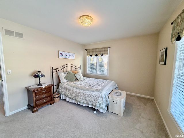 108 E COVENTRY Lane, Peoria, IL 61614