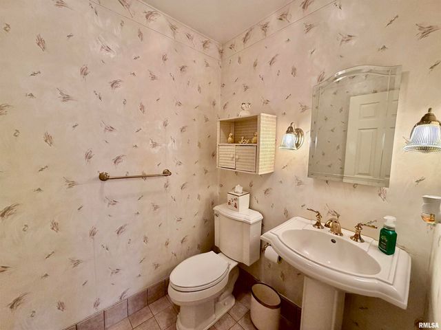 108 E COVENTRY Lane, Peoria, IL 61614