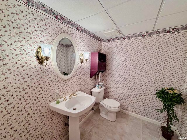 108 E COVENTRY Lane, Peoria, IL 61614