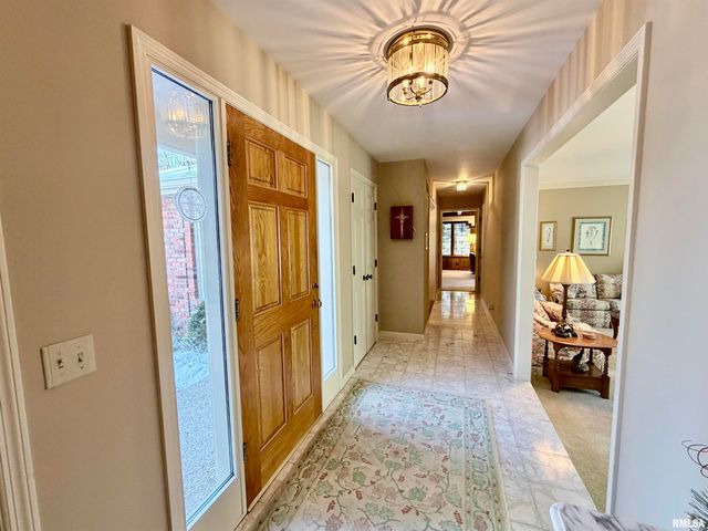 108 E COVENTRY Lane, Peoria, IL 61614