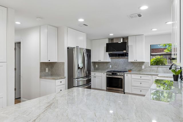 1024 S Aspenwood Drive, Grapevine, TX 76051
