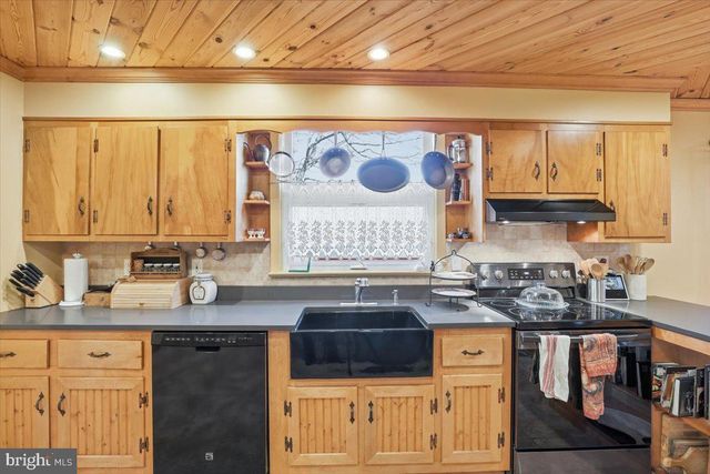 2487 MOUNTAIN RD, Stroudsburg, PA 18360