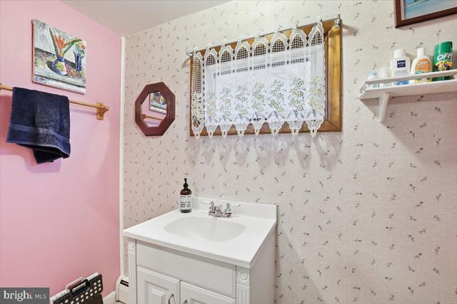 2487 MOUNTAIN RD, Stroudsburg, PA 18360