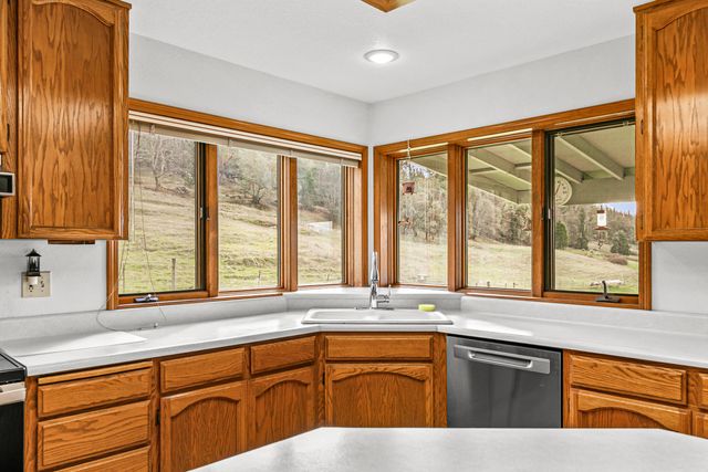 12838 Ramsey Road, Gold Hill, OR 97525