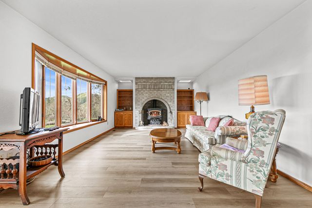 12838 Ramsey Road, Gold Hill, OR 97525