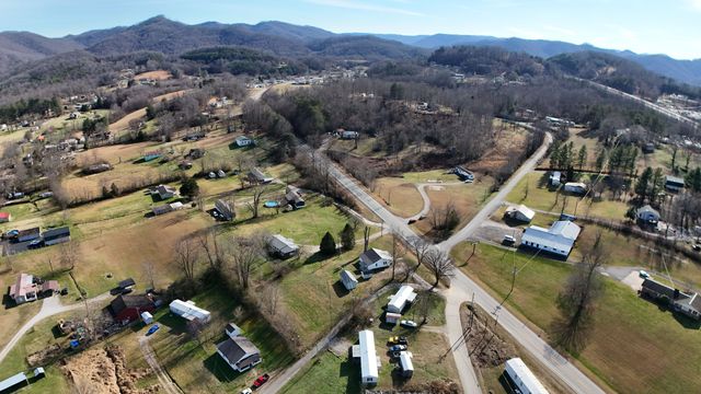 411 KY-3085, Flat Lick, KY 40935