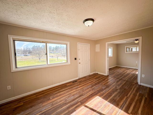 411 KY-3085, Flat Lick, KY 40935