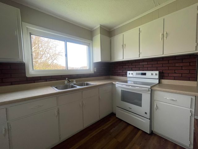 411 KY-3085, Flat Lick, KY 40935