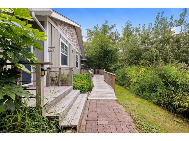 676 Nw 9TH St, Warrenton, OR 97146