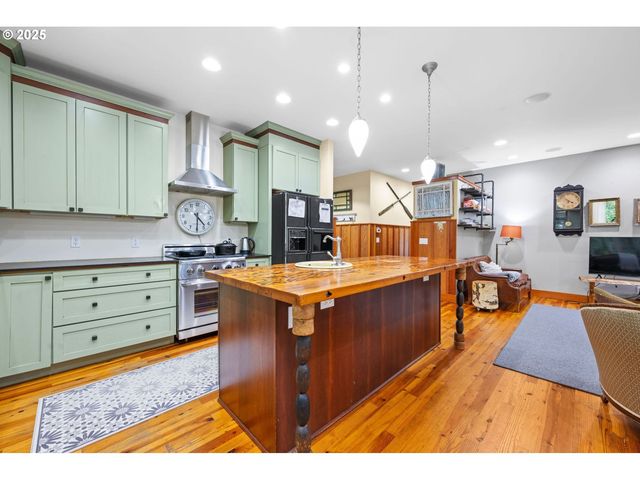 676 Nw 9TH St, Warrenton, OR 97146