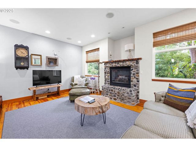 676 Nw 9TH St, Warrenton, OR 97146