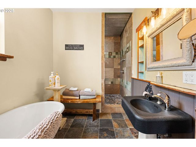 676 Nw 9TH St, Warrenton, OR 97146