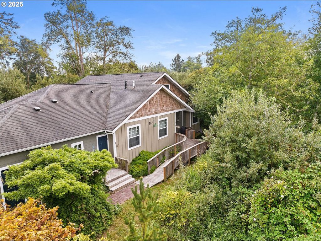 676 Nw 9TH St, Warrenton, OR 97146