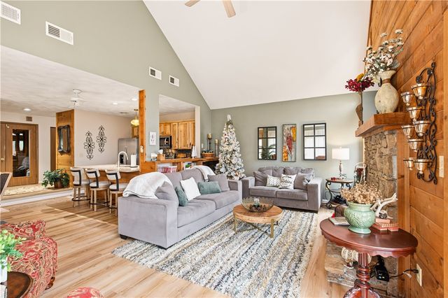 1752 Greenfield Dr, Hidden Valley, PA 15502