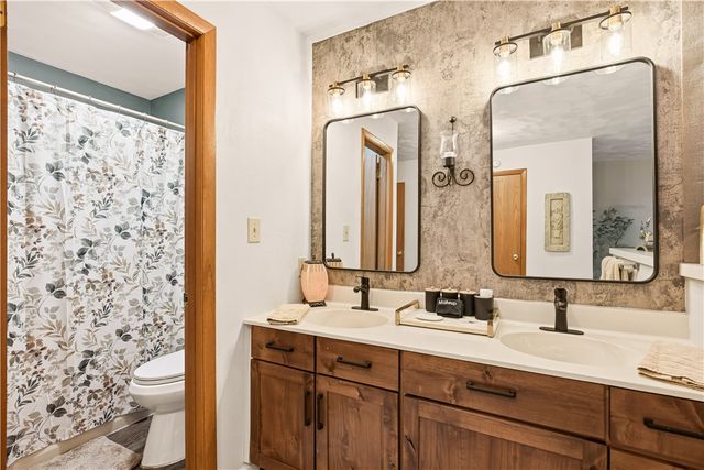 1752 Greenfield Dr, Hidden Valley, PA 15502