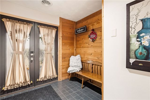 1752 Greenfield Dr, Hidden Valley, PA 15502