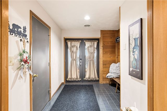 1752 Greenfield Dr, Hidden Valley, PA 15502