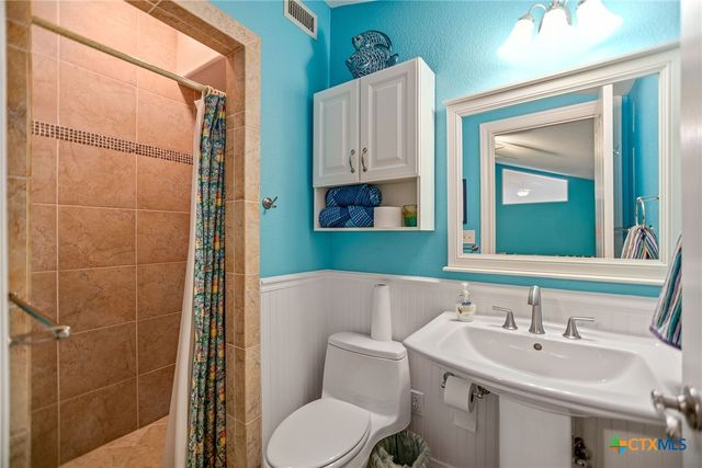 27 Las Palmas Drive, Port O'connor, TX 77982