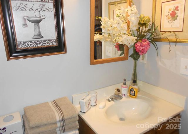 6148 Meadow Rose Lane, Charlotte, NC 28215